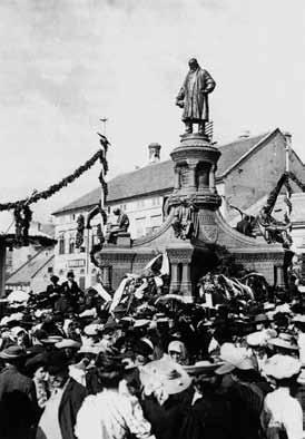 A Zsolnay-gyár története 1914-ig A Zsolnay-gyár elődjét, egy terrakotta- és kőedény műhelyt 1853-ban Zsolnay Miklós alapította és irányítását nagyobbik fiára, Zsolnay Ignácra bízta.