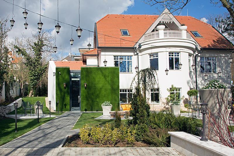 Tavasztól kora őszig élvezhetik a vendégek a kert csodás hangulatát, ahol a kényelmes cabana-k és családias környezet