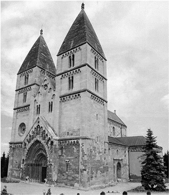 8. Ismerje fel a képen szereplő épületet, és válaszoljon az alábbi kérdésekre! a) Hol található az épület?. b) Milyen stílusban épült?