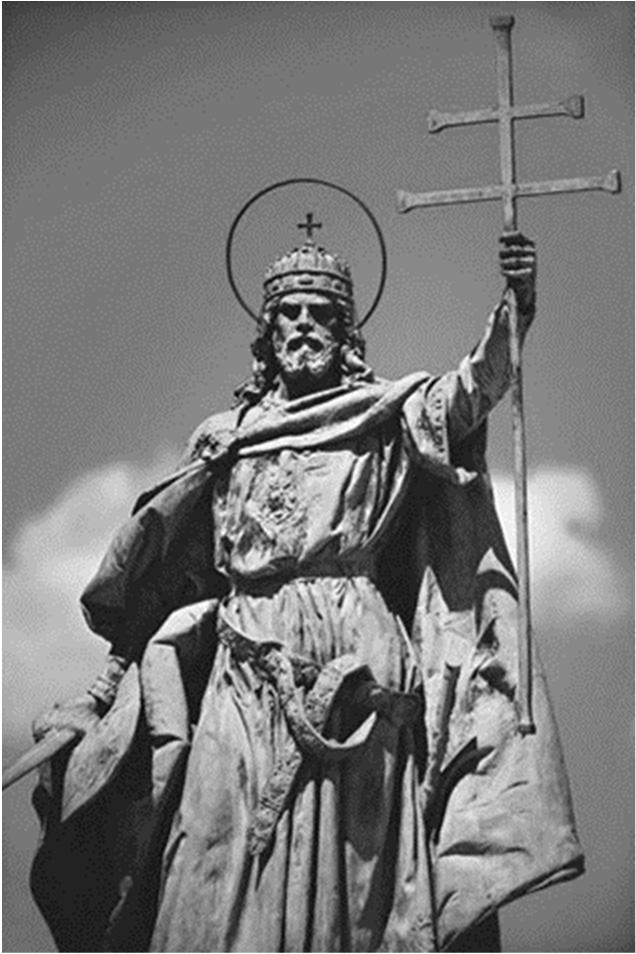 14. Vendégeivel a Hősök terén sétál.