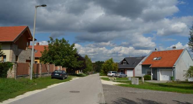 100 ETYEK KERTES LAKÓÖVEZET Annak ellenére, hogy Botpuszta már régóta szerepel a katonai térképeken, nem beszélhetünk történeti lakóterületről, ugyanis itt jellemzően ipari tevékenység folyt.