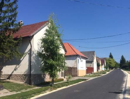 A lakóházak rendszerint hosszan benyúlnak a telekbe, a főbb melléképületek (istálló, ólak, színek) mögötte sorakoztak.