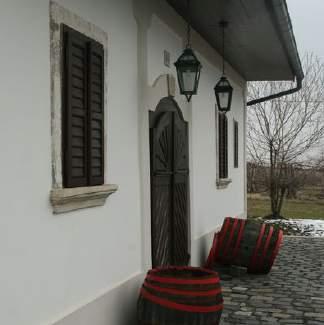 A szobor restaurálás utáni megáldása: 2006. július 1. A Présház-pince az Öreghegyen található a településen kívül egy bekerítetlen termőföldön a kanyarban, közel a földúthoz.
