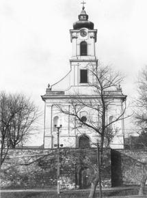 Szerencsére nagyon jó állapotban van, felújítását követően is rendszeresen karban tartják. A Hősök terén található római katolikus templom, 1814-ben épült, késő barokk stílusban.