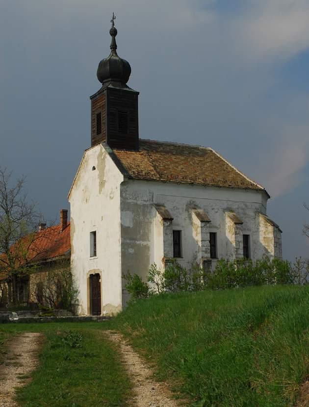 században épült gótikus stílusban, majd 1794-ben részben átalakították.