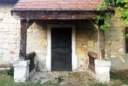 kontyolt nyeregtetős épület.