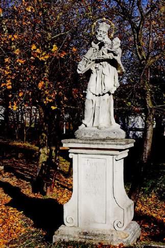KÁLVÁRIA SZOBORCSOPORT ÉS SZENT VENDEL-SZOBOR A település fő útvonalánál, a Kálvária-dombon álló szoborcsoport, mely a domb alján álló, Szt.