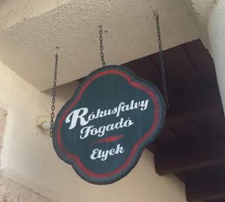 jelentős szerepet játszanak az utca képében.