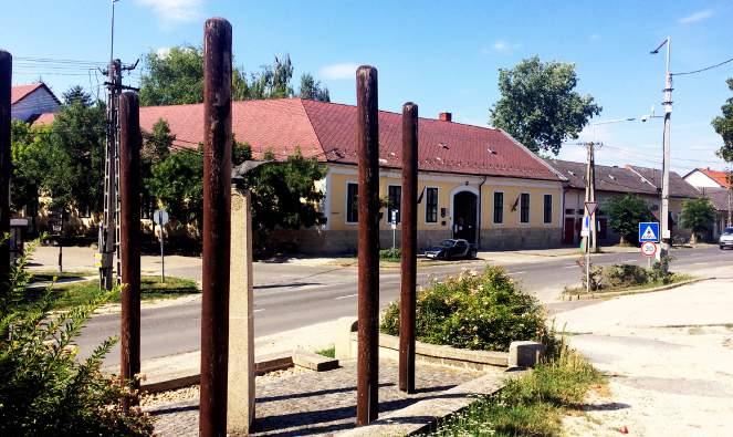 Egy szép előkert és a gondozott közterület emeli a ház fényét is, ahová öröm hazatérni.