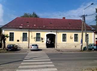 A meglévő épületek közé tervezett új épületek a környező épületek magasságaihoz igazodjanak.