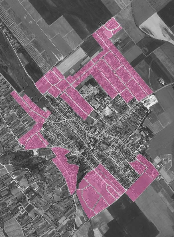 szabályos utcaképet adva. A vízelvezetés ezen a területen is jellemzően árkokkal van megoldva. A telkek formája eltér a történeti településrészen található telekformáktól.
