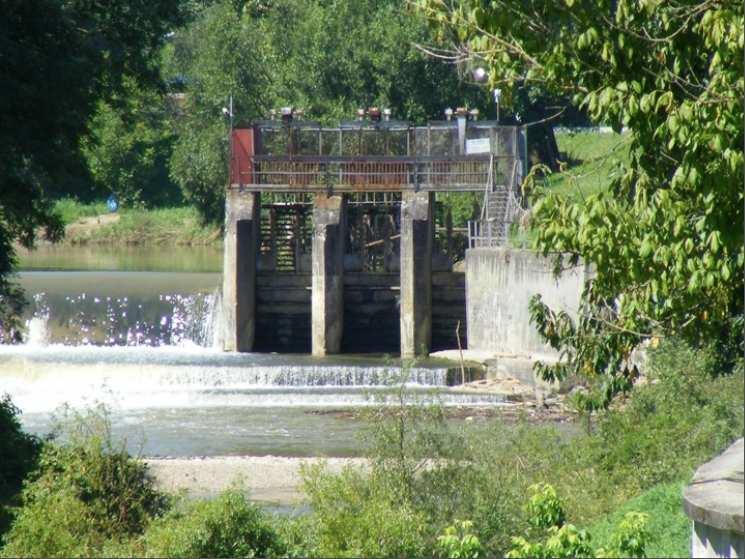 duzzasztómű (vízlépcső). A Duna vízgyűjtő-kerület szintjén is kiemelt 18 db duzzasztómű, illetve fenékgát, amelyek részben vízi energia termelési, részben vízpótlási-vízellátási céllal üzemelnek.