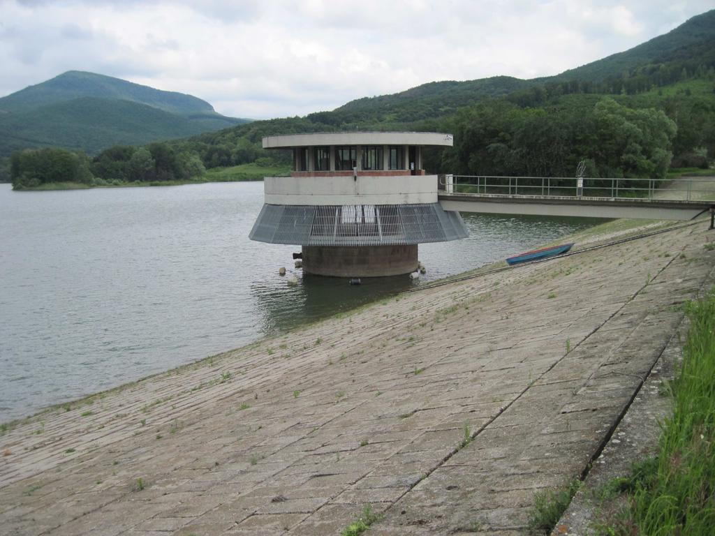 fontos, egyedi probléma területen. Ugyanakkor a magyar-román határral párhuzamosan Romániában 202 nagy teljesítményű kút készült el, amelyek veszélyeztethetik a magyarországi vízellátást is.