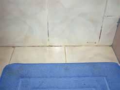 Belső: 1) fa panelparketta szegély 2) 10 mm panelparketta, 3) 3 mm habfólia, 4) 6 cm aljzatbeton, 5) 4,5 cm (összenyomódott) műanyaghab hőszigetelés, 6) aljzatbeton.