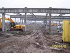 9. fénykép. Csarnoképítés talajvízben. 2006. 04. 06. 10. fénykép. Szerkezetépítés víztelenítés mellett. 2006. 04. 27. 11. fénykép. Vákuumkutas víztelenítés.