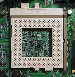 A Socket 370 processzorfogalat, egy ZIF típusú PGA socket A Pentium MMX egy PGA tokozású processzor A kilencvenes évek vége felé a processzorok többsége egyre inkább slotokba illeszkedett az addigi