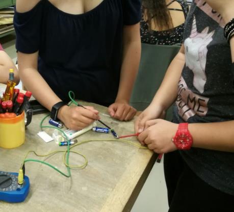 Praktische Erfahrungen und experimentieren mit Gleichstrommotoren und Labornetzgeräten stand am Programm.