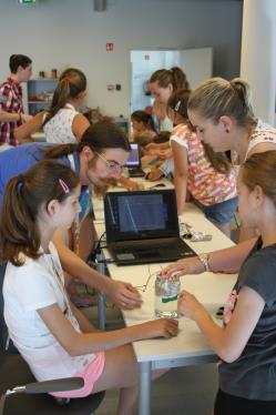 Pilotmodule in den Bereichen IT- Robotik in Győr Junge Schülerinnen in Ungarn hatten im Sommercamp von Mobilis Science Center die