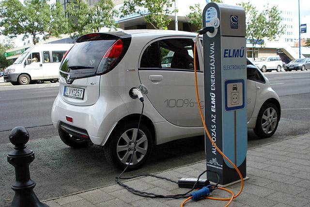 20. ábra utcai gyorstöltő oszlop üzemben A képen azt láthatjuk, amint elektromos autó épp töltődik.