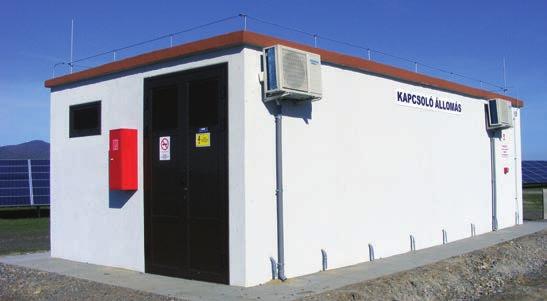 Kapcsolóállomás konténerenként 2 db nagy teljesítményű (0,8 MVA) SMA gyártmányú inverter alakítja át váltóárammá, amelyet feltranszformálás után egy betonházas kapcsolóállomáson gyűjtenek össze.