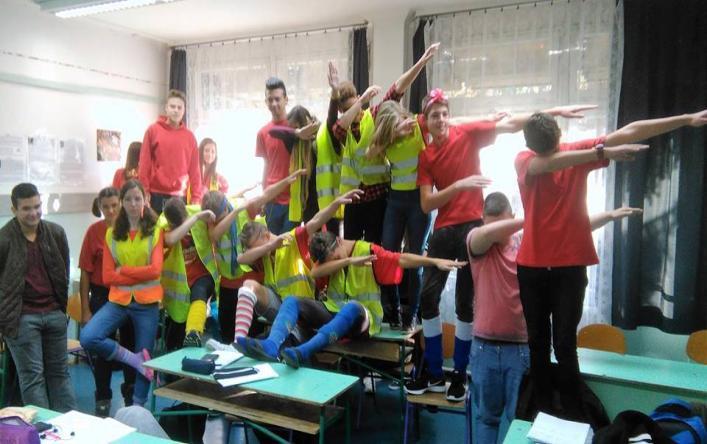 Élveztük a szervezés minden egyes pillanatát. Úgy éreztem, a diáktársaim is szívesen kapcsolódnak be a munkába. Sokat köszönhetek az osztályom (12.c) támogatásának.