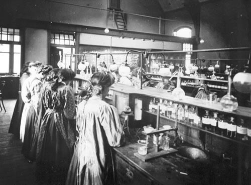 A jelenkor története I. Érettségi esszék gyűjteménye 34 Angol iskoláslányok a kémia laboratóriumban; 1905 a mai nő minden vonatkozásban egyenrangú társa a mai férfiúnak.