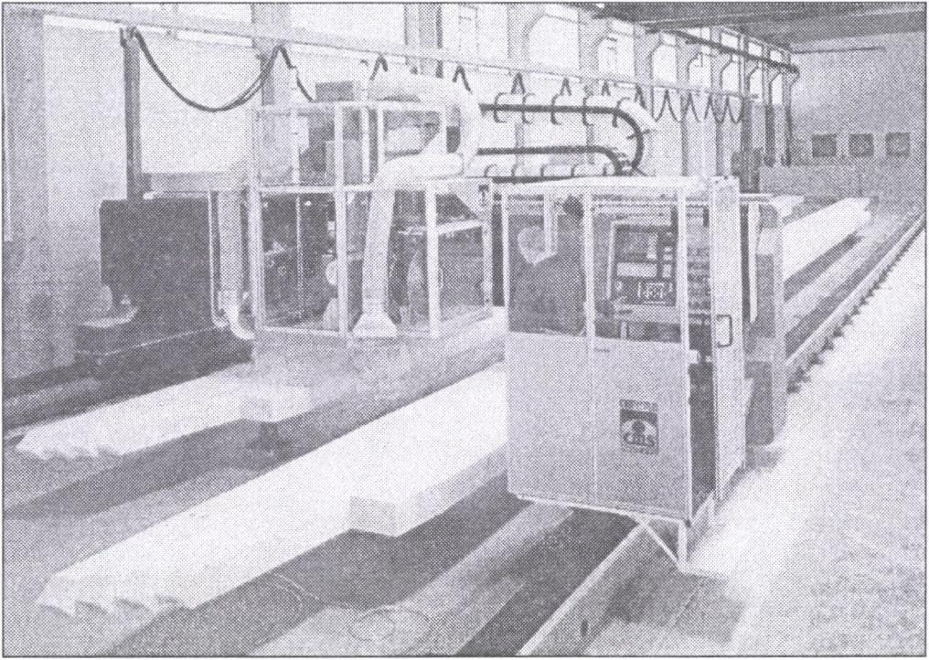 nagyméretű robotszerű megmunkáló eszközök alkalmazására is (10.24. ábra).