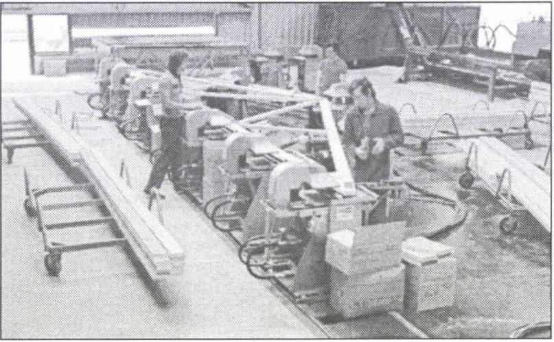 mozgó prések közepes GANG NAIL rendszernél 470 kn nyomóerővel rendelkeznek, s a munkaasztalon rögzített tartó fölött, préselési mezőről préselési mezőre elmozdulnak (10.49. ábra).