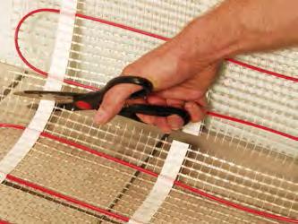 A lefektetett szőnyegekre rakható a flexibilis csemperagasztó, vagy az aljzatkiegyenlítő.