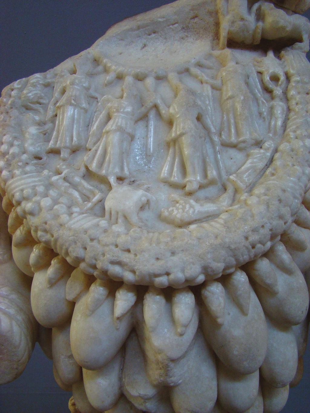 Turcsán-Tóth Zsuzsanna: Kiket melengetett Artemis Ephesia a keblei felett?