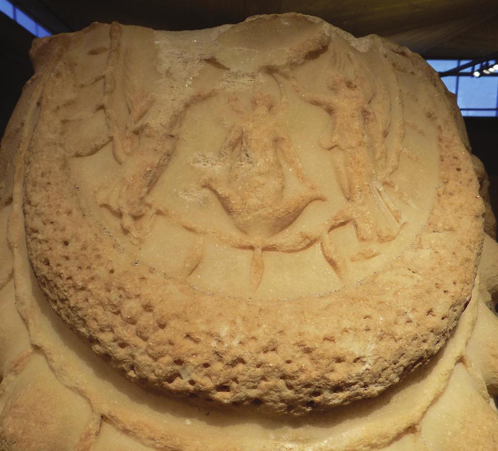 IX. évf. 2017/2. 4. kép. A9. Artemis Ephesia Caesarea Maritimából előkerült szobra. A szerző fotója. termékenységgel, újjászületéssel hozták összefüggésbe.