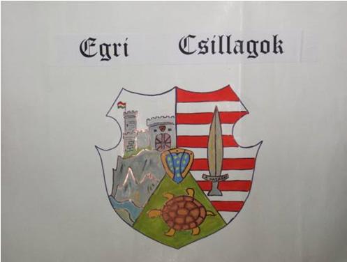 Az Egri csillagok címerének érdekes illusztrációja elárulja, hogy ügyeltek a betűtípus használatára, több mező látható a címeren, amelyekben elkülönül a teknős, a vár, a kard, amelyek jelentésalkotó