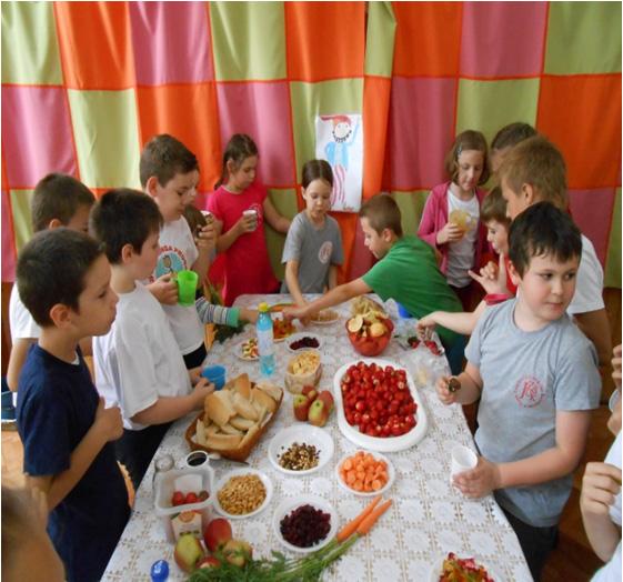 Bárdos Réka Tekla: Olvass nekem! Olvass velem! 1. kép: Csipike és barátai. Terített asztal Csipike étrendje szerint 2.