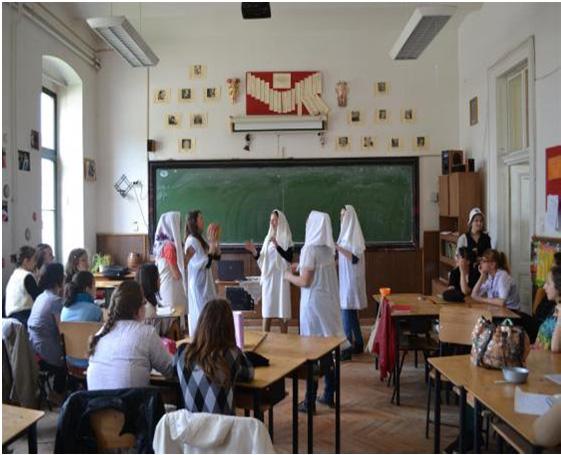 Két szakaszban minősítettem munkájukat: a portfóliójukat a leadás után 2 3 napon belül feladatonként külön pontoztam, a bemutatót a dramatizált jelenettel az Iskola Másképp Hét keretében, két két