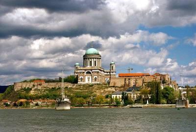 A várományos római világörökségi helyszínek mellett levő más korokból származó emlékek, érdekességek bemutatása: Győr, Komárom, Esztergom (Bazilika, történelmi