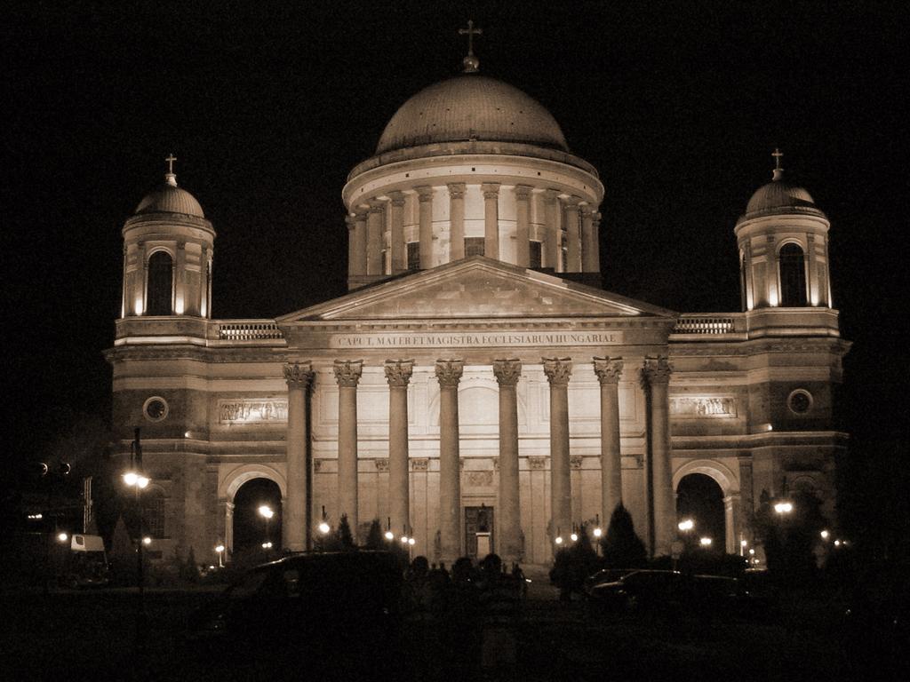 Vallásos vonzerők Katolikus (kegyhelyek a Duna mentén): Máriakálnok; Győr; Esztergom; Vác; Budapest; Érd; Kalocsa-Hajós; Baja, Magyar Zarándokút (Esztergom-Máriagyűd) Szerb ortodox: