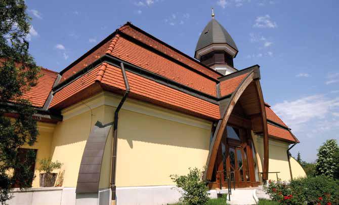 A tervező nem a mai divatirányzatot követte, hanem szerencsésen emelte be a hagyományos templomépítészet elemeit alkotásába. Igen harmonizáló, jó tömegalakítású épület.