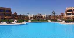 18 km-re Hurghada repülőterétől és 24 km-re a városközponttól, közvetlenül a tengerparton fekszik.