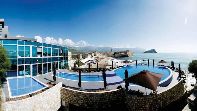 Avala Resort & Villas**** A szálloda Budva festői óvárosától 15-20 méterre található, közvetlenül a