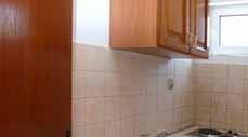 az apartman elől 15-20 percenként busz közlekedik Budva felé a közelben 2