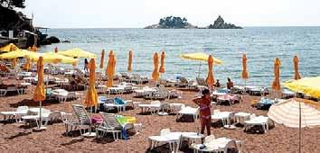 2-12 éves gyerek 1 felnőttel pótágyon -30% kedv. Hotel Rivijera A Horel Rivijera Petrovac déli részén közvetlenül a tengerparton helyezkedik el.