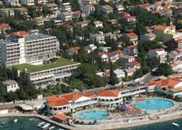 WIFI elérés Térítés ellenében: Étterem kávézó ajándékbolt Külső és belső medence Félpanziós ellátás HOTEL SELCE*** A