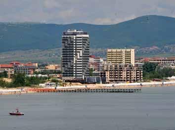 a tengerparton, a homokon található. A központ kb.