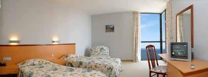 Hotel Fiesta M**** A 2006-ban épült szálloda a naposparti öböl északi részén,