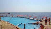 Pomorie központjától és a parttól egyaránt kb. 100 méterre helyezkedik el.