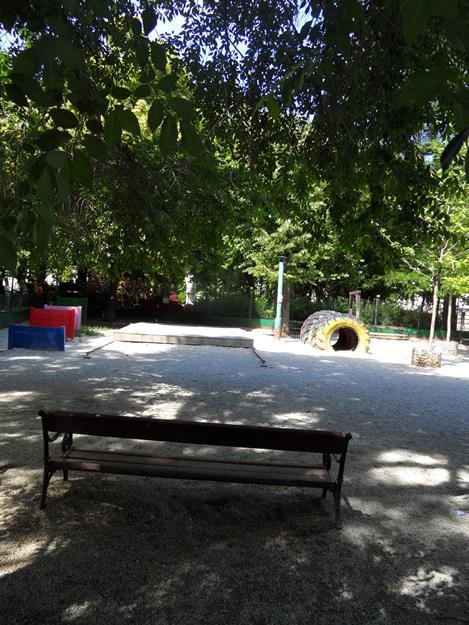 Olimpia parkban és a Honvéd téren, a Vajkay utcában találhatóal.