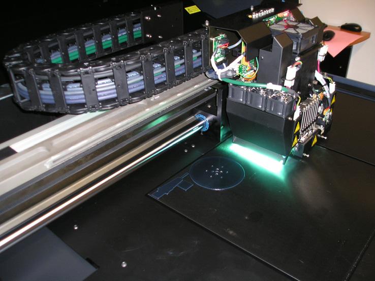 Egy anyagszórásos technológia A Nyíregyházi Egyetem Additív Gyártás Laboratóriuma rendelkezik egy OBJET Eden 350V típusú additív gyártó berendezéssel.