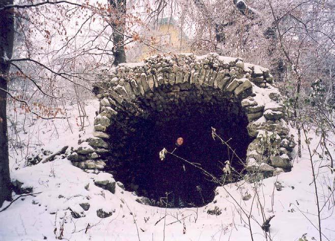 17/b. A grotta bejárata (DT, 2001) 17/c.