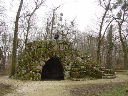 19/d-e. A grotta ÉNY-i főbejárata [balra], és lépcső alá bevezető, kisebb hátsó bejárat [jobbra].