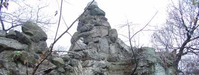 A szobor mögött emelkedő